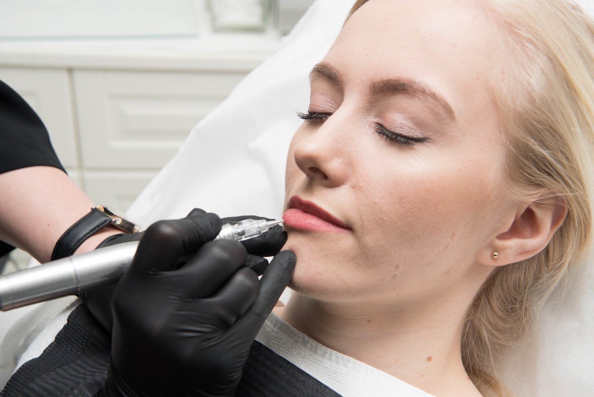 Patrycja Deviron w trakcie makijażu permanentnego ust
